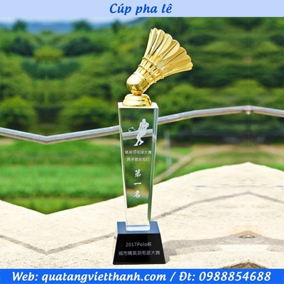 Cúp quả cầu lông kim loại đế đen