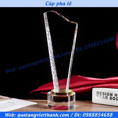 Cúp pha lê vát lượn đế tròn đệm vàng