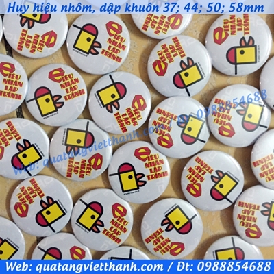 Huy hiệu nhôm nhựa