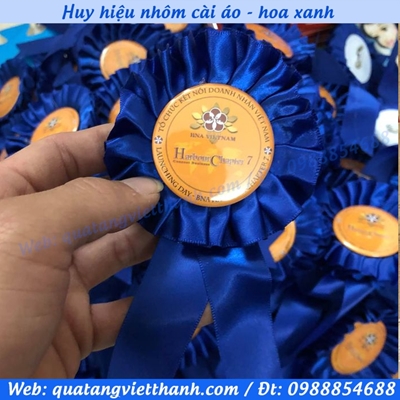 Huy hiệu nhựa nhôm - hoa xanh